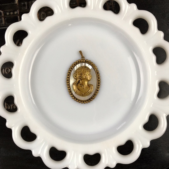 Vintage Art Nouveau Bronze Tone MOP Cameo Necklace Pendant - Picture 3 of 16